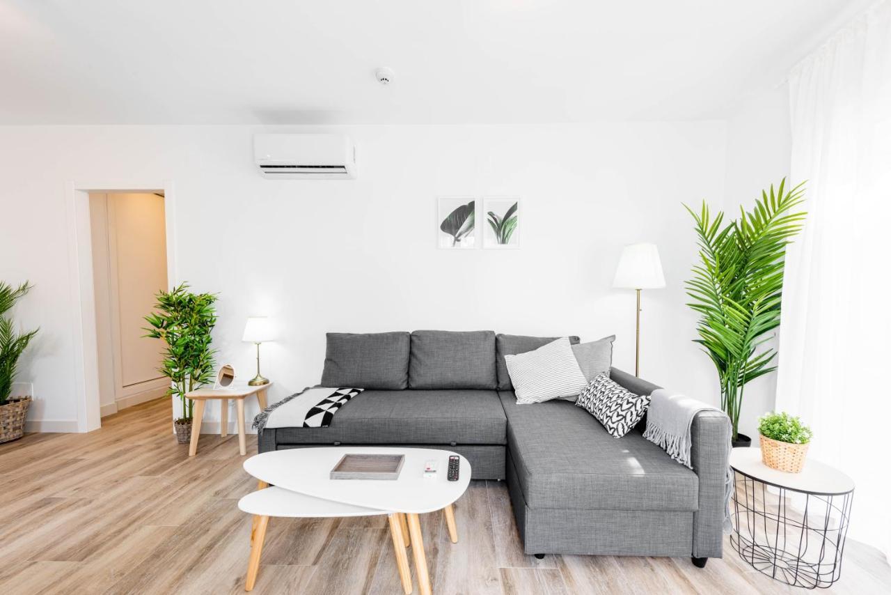 Apartamentos Toboso Plaza 内尔哈 外观 照片 A living room with a sofa