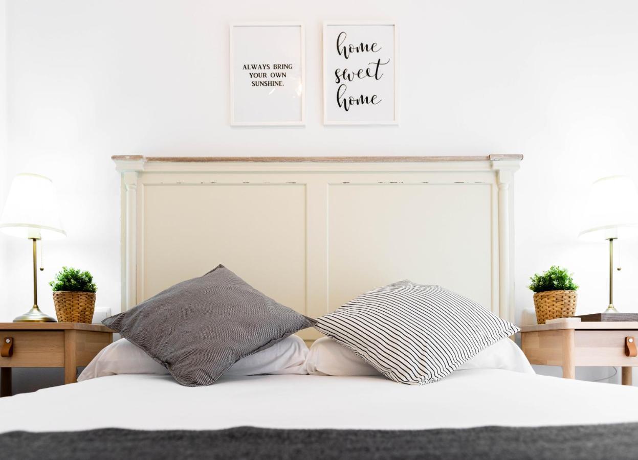 Apartamentos Toboso Plaza 内尔哈 外观 照片 A bedroom with a bed and two bedside tables