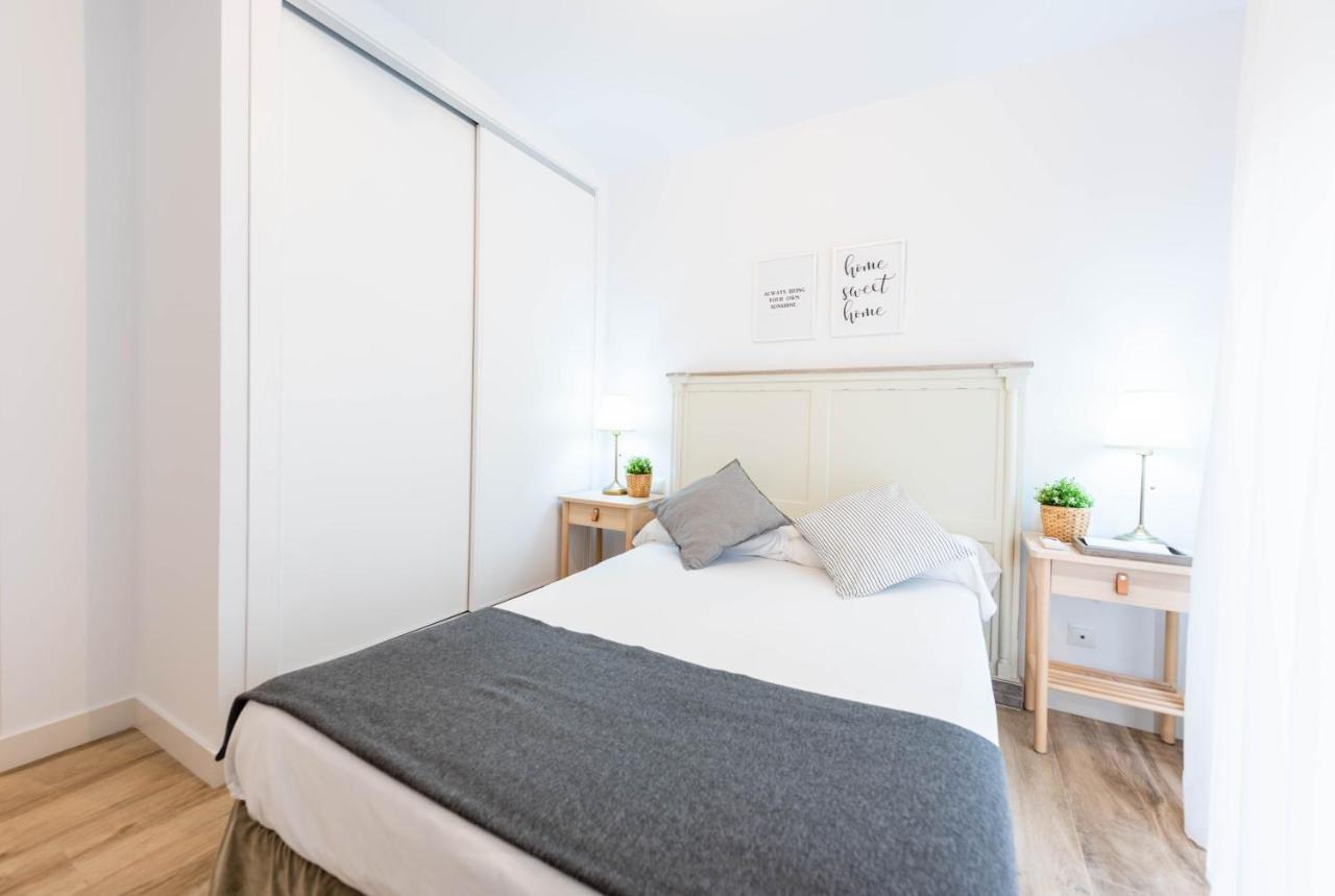 Apartamentos Toboso Plaza 内尔哈 外观 照片 A bedroom with a sliding wardrobe