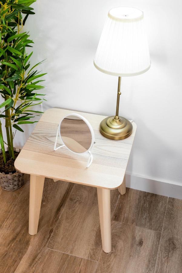 Apartamentos Toboso Plaza 内尔哈 外观 照片 A table mirror