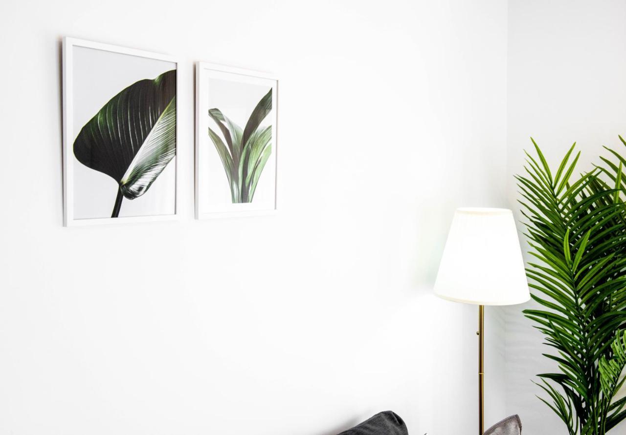 Apartamentos Toboso Plaza 内尔哈 外观 照片 A white wall