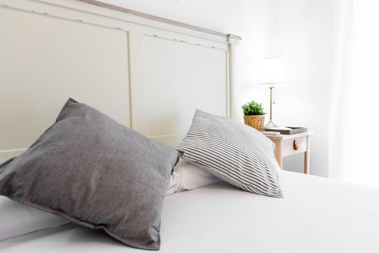 Apartamentos Toboso Plaza 内尔哈 外观 照片 Pillows on a bed