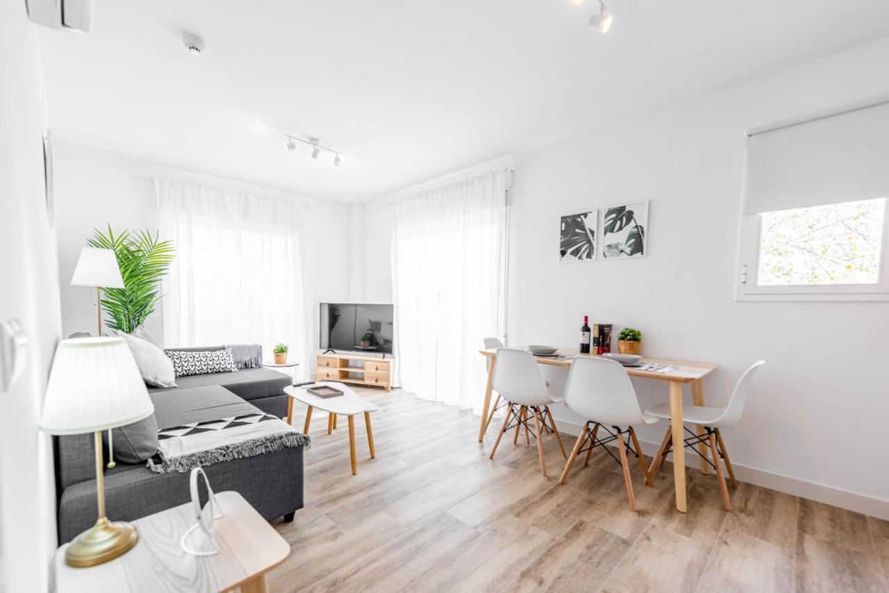 Apartamentos Toboso Plaza 内尔哈 外观 照片 A staged living room
