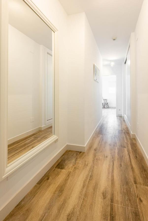 Apartamentos Toboso Plaza 内尔哈 外观 照片 A hallway