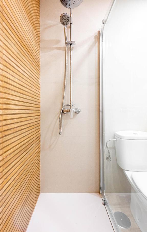 Apartamentos Toboso Plaza 内尔哈 外观 照片 A shower in a caravan