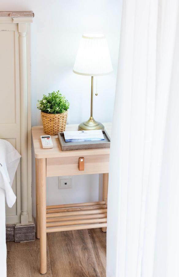 Apartamentos Toboso Plaza 内尔哈 外观 照片 A bedside table