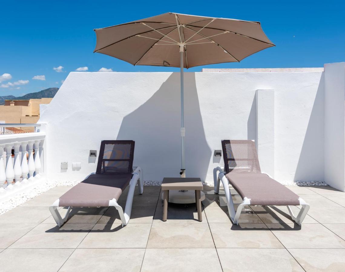 Apartamentos Toboso Plaza 内尔哈 外观 照片 A patio umbrella