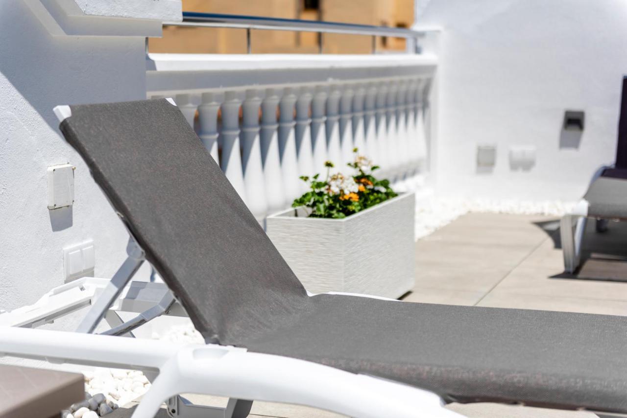 Apartamentos Toboso Plaza 内尔哈 外观 照片 A sunlounger