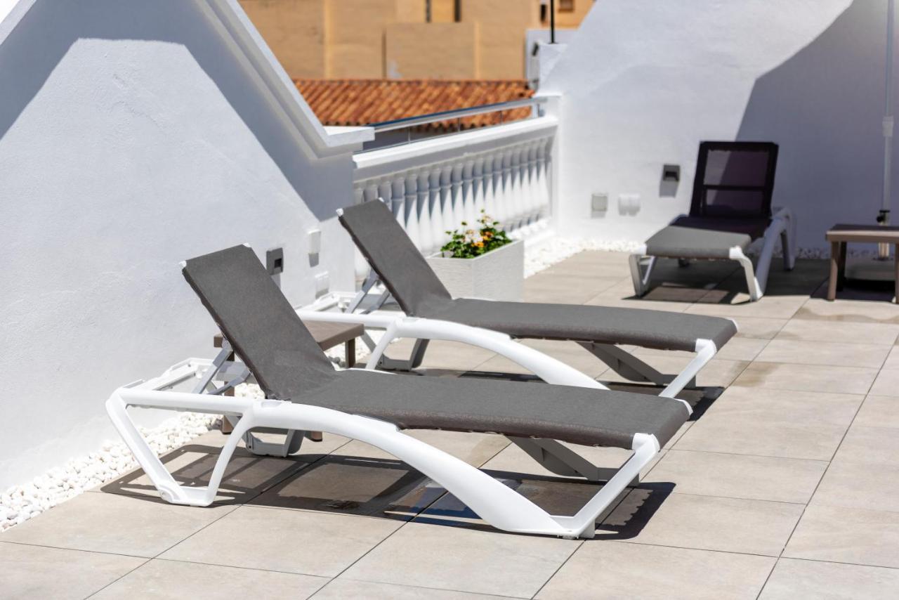 Apartamentos Toboso Plaza 内尔哈 外观 照片 A pair of chaise longues